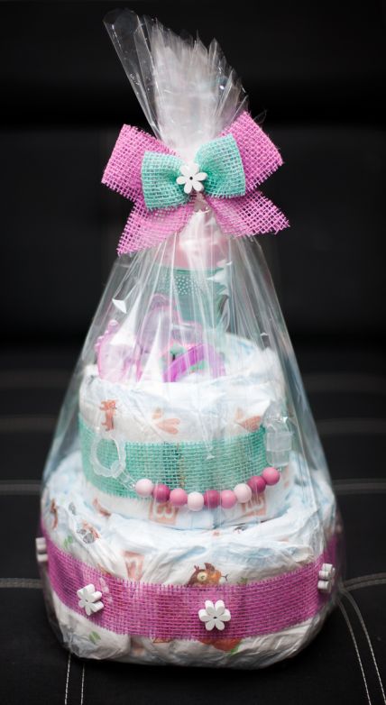 Plenkový dort pro holčičku - Obsah: plenky, kousátko, flaška na pití, klip na dudlík (600 Kč včetně balení) arTobo